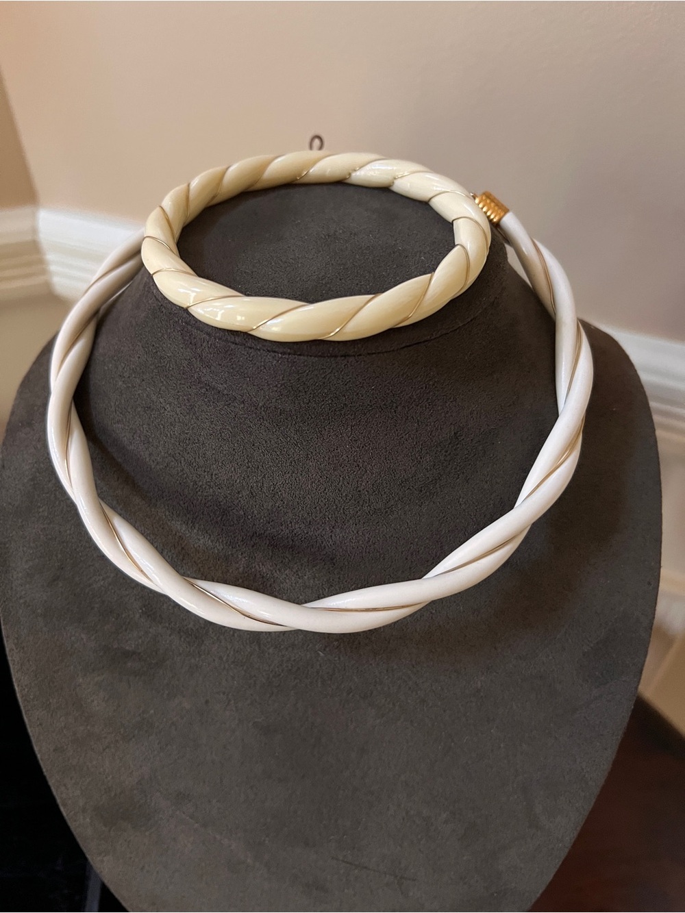 Vintage 70s boho white and gold Lucite/Acrylic  choker with matching bangle.